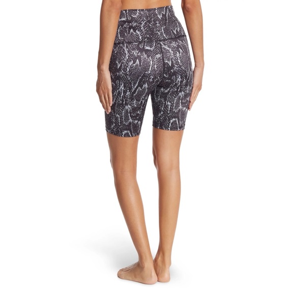Beyond Yoga NWT Lux Camo High Waist Biker Shorts - Picture 2 of 9